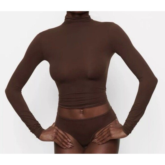 Skims Soft Smoothing Turtleneck Long Sleeve T-shirt cocoa small - Picture 4 of 5